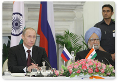 По итогам российско-индийских переговоров Председатель Правительства Российской Федерации В.В.Путин и Премьер-министр Индии М.Сингх выступили с заявлениями для прессы