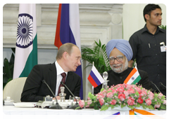 Prime Minister Vladimir Putin and Indian Prime Minister Manmohan Singh at a press conference following Russian-Indian talks