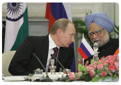 Prime Minister Vladimir Putin and Indian Prime Minister Manmohan Singh at a press conference following Russian-Indian talks