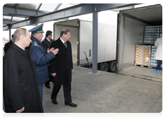 Председатель Правительства России В.В.Путин посетил с Премьер-министром Белоруссии С.С.Сидорским пункт таможенного досмотра грузового автотранспорта «Козловичи-2» в Бресте на белорусско-польской границе