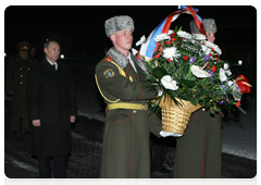 Russian Prime Minister Vladimir Putin and Belarusian Prime Minister Sergei Sidorsky laying flowers at Eternal Flame at Brest Hero Fortress war memorial