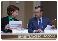 First Deputy Prime Minister Viktor Zubkov and Minister of Agriculture Yelena Skrynnik at a meeting on preparations for the 2010 spring sowing season