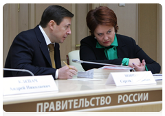 Deputy Prime Minister and Presidential Envoy to the North Caucasus Federal District Alexander Khloponin and Minister of Agriculture Yelena Skrynnik at a meeting on preparations for the 2010 spring sowing season