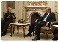 Prime Minister Vladimir Putin meeting with U.S. Secretary of State Hillary Clinton