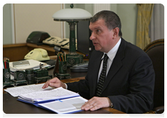 Deputy Prime Minister Igor Sechin at a meeting with Prime Minister Vladimir Putin