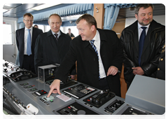 Prime Minister Vladimir Putin and his Danish counterpart Lars Lokke Rasmussen visit the captain’s cabin in the  Maersk Niamey container vessel