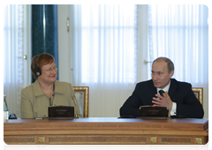 Prime Minister Vladimir Putin and Finnish President Tarja Halonen meeting with Finnish business leaders