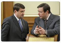 Presidential Envoy to the North Caucasus Federal District and Deputy Prime Minister Alexander Khloponin and Minister of Transport Igor Levitin before the Government meeting