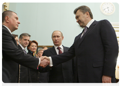 Prime Minister Vladimir Putin meets with Ukrainian President Viktor Yanukovych