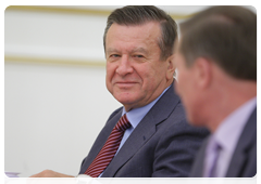 Первый заместитель Председателя Правительства Российской Федерации В.А.Зубков перед совещанием по финансированию федеральных целевых программ в 2011 году и в последующие годы