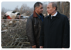 Prime Minister Vladimir Putin arrived in Smolensk on a working visit and inspected the crash site of the Polish president’s airplane