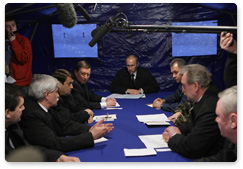Председатель Правительства Российской Федерации В.В.Путин провел совещание оперативного штаба на месте катастрофы самолета Ту-154, произошедшей 10 апреля 2010 г. в Смоленской области