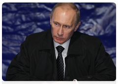 Председатель Правительства Российской Федерации В.В.Путин провел совещание оперативного штаба на месте катастрофы самолета Ту-154, произошедшей 10 апреля 2010 г. в Смоленской области