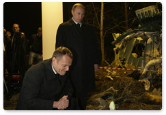 Председатель Правительства Российской Федерации В.В.Путин и Премьер-министр Польши Д.Туск возложили цветы на месте крушения самолета Ту-154