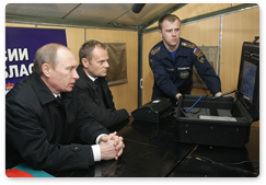 Председатель Правительства Российской Федерации В.В.Путин и Премьер-министр Польши Д.Туск провели селекторное совещание на месте крушения самолета Ту-154