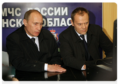 Председатель Правительства Российской Федерации В.В.Путин и Премьер-министр Польши Д.Туск провели селекторное совещание на месте крушения самолета Ту-154