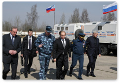 Председатель Правительства Российской Федерации В.В.Путин, прибывший сегодня утром в Смоленск, провел совещание по вопросам, связанным с авиакатастрофой самолета Президента Польши