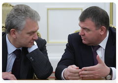 Minister of Industry and Trade Viktor Khristenko and Minister of Defence Anatoly Serdyukov at a meeting of the Government Commission on Monitoring Foreign Investment