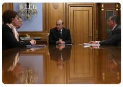 Prime Minister Vladimir Putin with Deputy Prime Minister Igor Sechin, Deputy Prime Minister and Finance Minister Alexei Kudrin and Minister of Agriculture Yelena Skrynnik