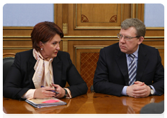 Deputy Prime Minister and Finance Minister Alexei Kudrin and Minister of Agriculture Yelena Skrynnik at a meeting with Prime Minister Vladimir Putin