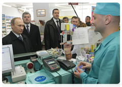 Председатель Правительства Российской Федерации В.В.Путин незапланированно посетил одну из аптек Мурманска, чтобы проверить цены на лекарства
