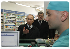 Председатель Правительства Российской Федерации В.В.Путин незапланированно посетил одну из аптек Мурманска, чтобы проверить цены на лекарства