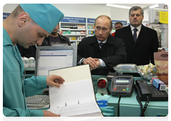 During a working trip to Murmansk, Prime Minister Vladimir Putin made an unplanned stop at one of Murmansk's pharmacies to check drug prices