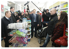 During a working trip to Murmansk, Prime Minister Vladimir Putin made an unplanned stop at one of Murmansk's pharmacies to check drug prices
