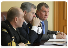 Deputy Prime Minister Igor Sechnin, Governor of the Murmansk Region Dmitry Dmitriyenko and Commander-in-Chief of the Russian Navy Vladimir Vysotsky at a meeting on the situation at Murmansk shipyards