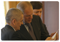 Head of the Federal Service for the Oversight of Consumer Protection and Welfare Gennady Onishchenko and Head of the Federal Agency for Fishery Andrei Krainy at a meeting on development of shoreline infrastructure for intake, processing, storage and transport of fish products