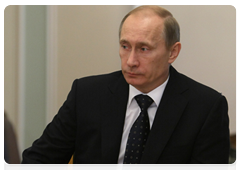 Председатель Правительства Российской Федерации В.В.Путин провел срочное рабочее совещание в связи со сложной ситуацией, в которой оказались российские авиапассажиры, вылетающие в Европу или возвращающиеся в Россию
