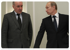 Prime Minister Vladimir Putin and Deputy Foreign Minister Grigory Karasin at an emergency meeting regarding Russian travellers flying to or from Europe