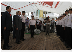 Председатель Правительства Российской Федерации В.В.Путин и Президент Венесуэлы Уго Чавес посетили российский барк «Крузенштерн», пришвартованный в морском порту г.Каракаса