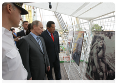 Председатель Правительства Российской Федерации В.В.Путин и Президент Венесуэлы Уго Чавес осмотрели организованную на «Крузенштерне» выставку, посвященную 65-летию Победы