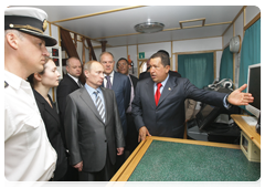 Председатель Правительства Российской Федерации В.В.Путин и Президент Венесуэлы Уго Чавес посетили российский барк «Крузенштерн», пришвартованный в морском порту г.Каракаса