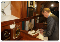 Председатель Правительства Российской Федерации В.В.Путин и Президент Венесуэлы Уго Чавес оставили записи в «Книге почетных гостей» российского барка «Крузенштерн»