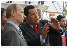 Председатель Правительства Российской Федерации В.В.Путин и Президент Венесуэлы Уго Чавес осмотрели организованную на «Крузенштерне» выставку, посвященную 65-летию Победы