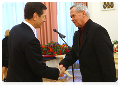 Заместитель Председателя Правительства Российской Федерации А.Д.Жуков вручает премию Правительства Российской Федерации 2009 года в области культуры писателю В.Г.Распутину