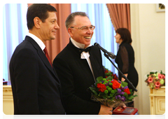 Заместитель Председателя Правительства Российской Федерации А.Д.Жуков вручает премию Правительства Российской Федерации 2009 года в области культуры модельеру В.М.Зайцеву