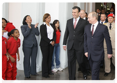 Перед входом в Национальный Пантеон Председателя Правительства Российской Федерации В.В.Путина приветствовали воспитанницы школы-интерната
