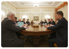 Prime Minister Vladimir Putin holding talks with Ukrainian Prime Minister Mykola Azarov