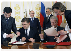 Following negotiations, Prime Minister Vladimir Putin and Austrian Chancellor Werner Fayman sign a series of documents