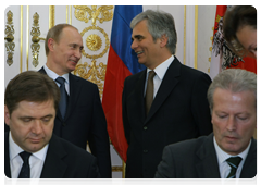 По итогам переговоров Председателя Правительства Российской Федерации В.В.Путина и Федерального канцлера Австрии В.Файмана был подписан ряд документов