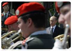 While on a working visit to Austria, Prime Minister Vladimir Putin laid a wreath at the Soviet War Memorial in Vienna and talked with WWII veterans
