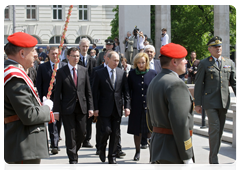 Председатель Правительства России В.В.Путин, находящийся с рабочим визитом в Австрийской Республике, возложил венок к памятнику воинам-освободителям в Вене и пообщался с ветеранами Великой Отечественной войны