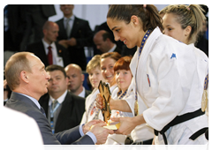 Председатель Правительства Российской Федерации В.В.Путин посетил в Вене Чемпионат Европы по дзюдо и принял участие в церемонии награждения победительниц командного первенства