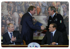 Vladimir Putin and Silvio Berlusconi attend signing ceremony following talks