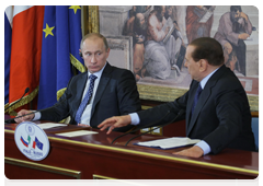 Prime Minister Vladimir Putin and his Italian counterpart Silvio Berlusconi at a joint news conference following talks in Milan