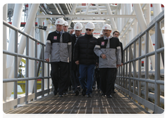 Председатель Правительства Российской Федерации В.В.Путин посетил стационарную нефтеплатформу ОАО «ЛУКОЙЛ» в Каспийском море, где дал старт промышленной добыче нефти на месторождении имени Корчагина