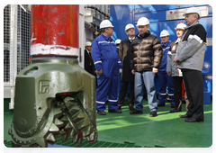 Председатель Правительства Российской Федерации В.В.Путин посетил стационарную нефтеплатформу ОАО «ЛУКОЙЛ» в Каспийском море, где дал старт промышленной добыче нефти на месторождении имени Корчагина